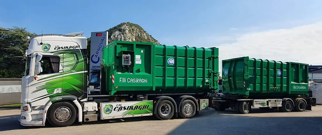 Autocarro con container scarrabili