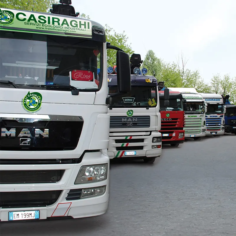 Autocarri Casiraghi schierati per la raccolta dei rifiuti